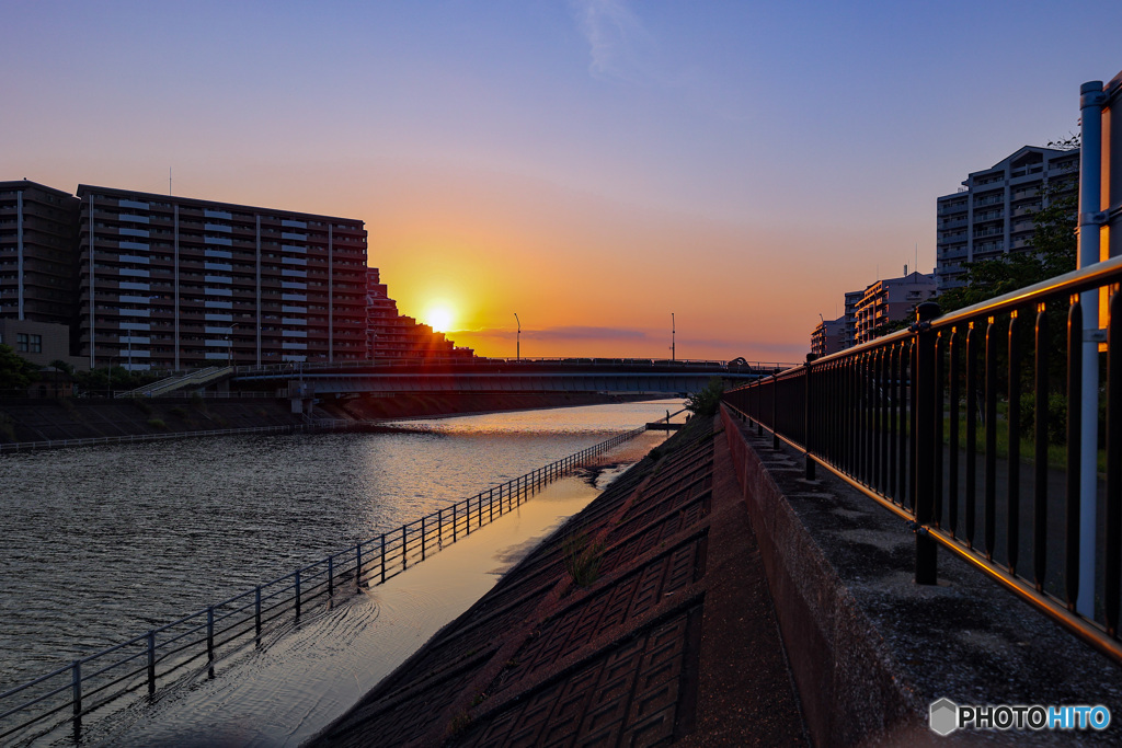 遠近法　透視図法の浦安境川　夕景