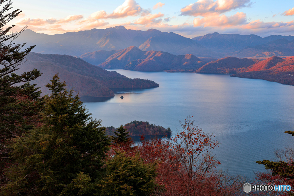 対岸の山空が、夕日に染まる中禅寺湖