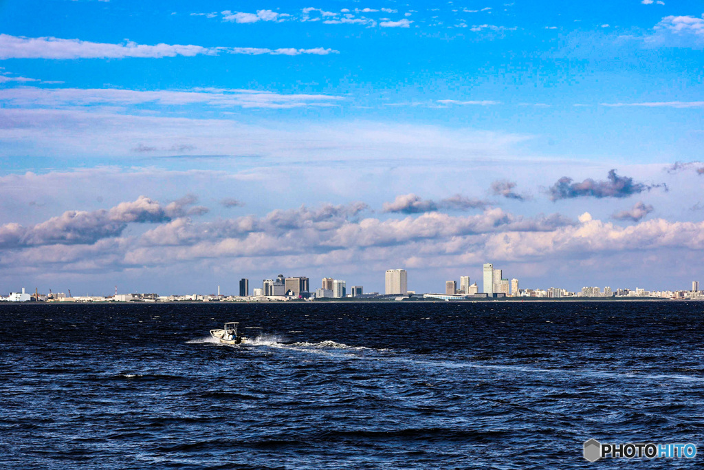 東京湾　浦安沖をゆく船　2