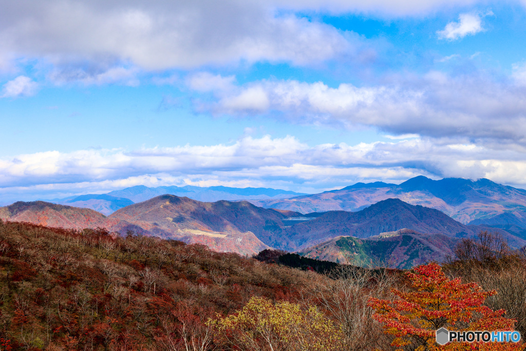 霧降高原から見下ろす　紅葉する山々