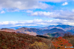 霧降高原から見下ろす　紅葉する山々