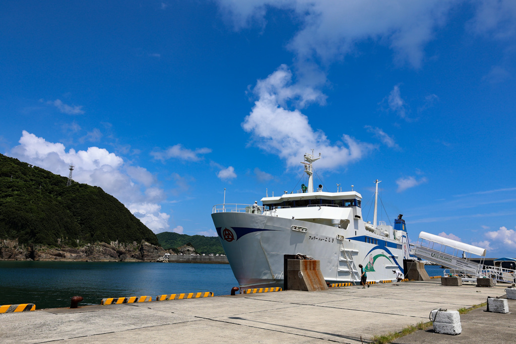 甑島の思い出　青い海青い空を行くフェリーニューこしき