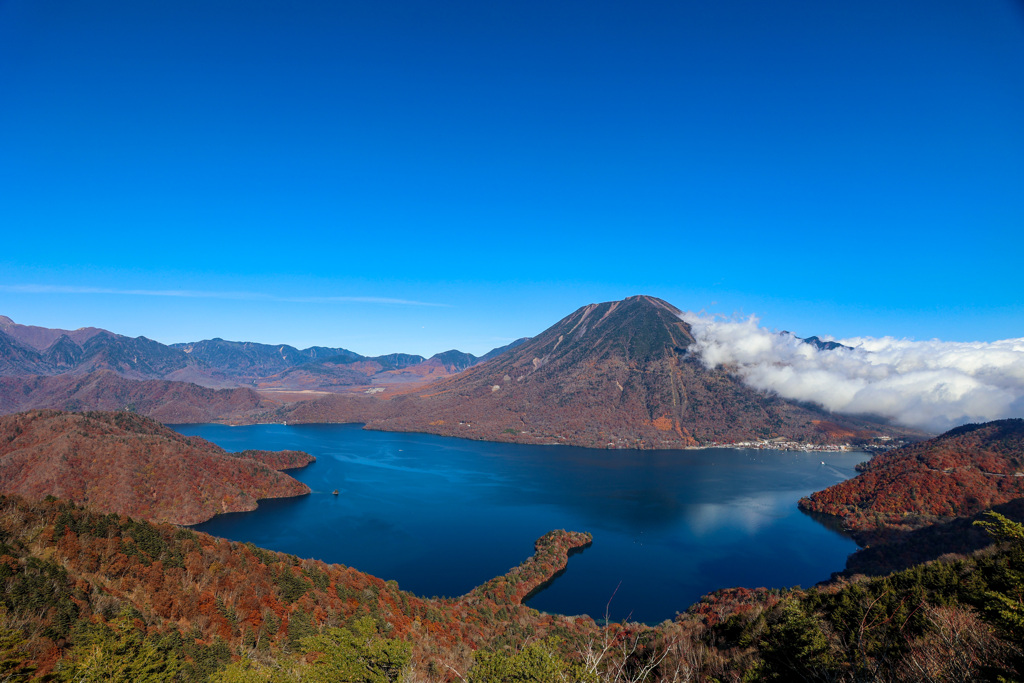 最高標高の湖　中禅寺湖　湖面に映りそびゆる男体山