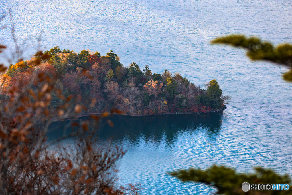 日光中禅寺湖　八丁出島の紅葉