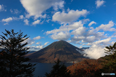 中禅寺湖展望台から見る空と男体山と湖