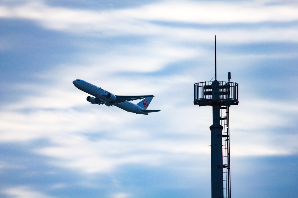 秋空をゆくJAL機　ゆったり飛んでます。