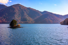 中禅寺湖唯一の島　上野島（こうずけじま）　横から