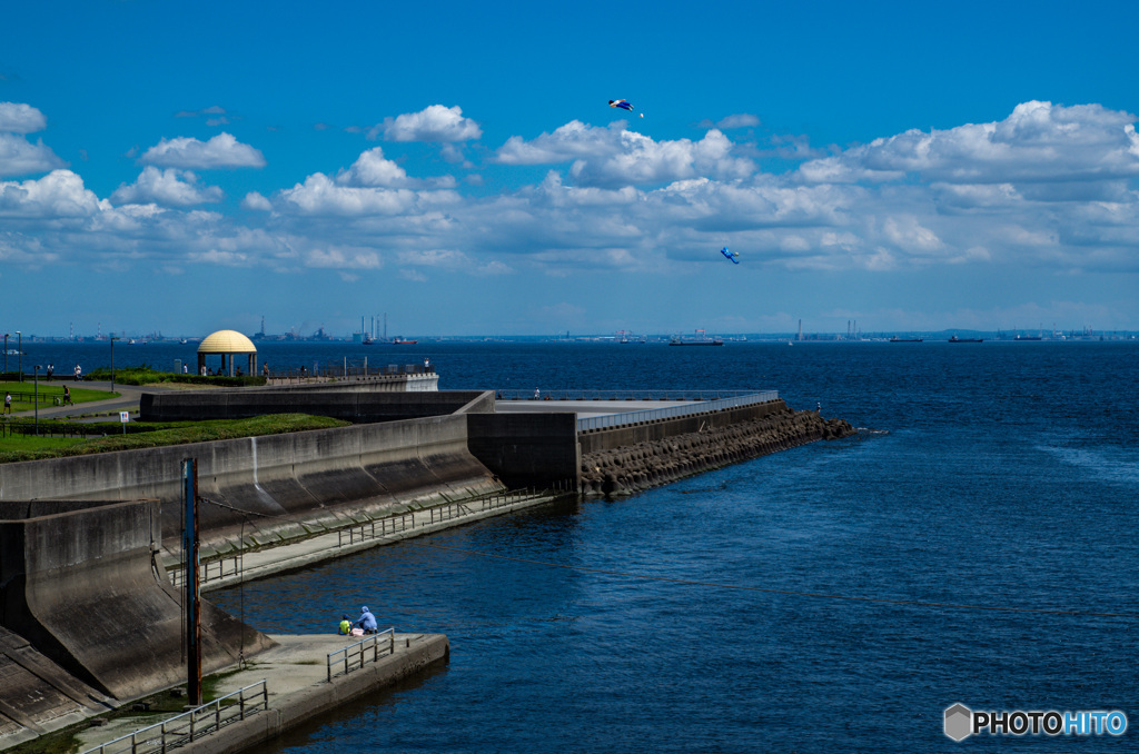 浦安境川河口　夏の風景with 空飛ぶ 人型カイト