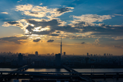 青空と夕暮れ空とスカイツリー