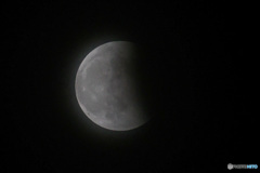 わずかな時間雲間に見えた月食