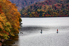 紅葉の中禅寺湖　水の上から色合いを嗜む人々