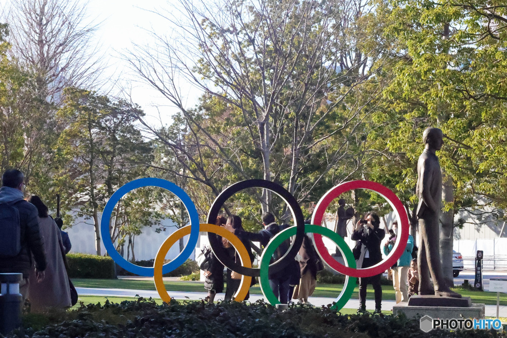 五輪の裏側からスナップクーベルタン男爵像と