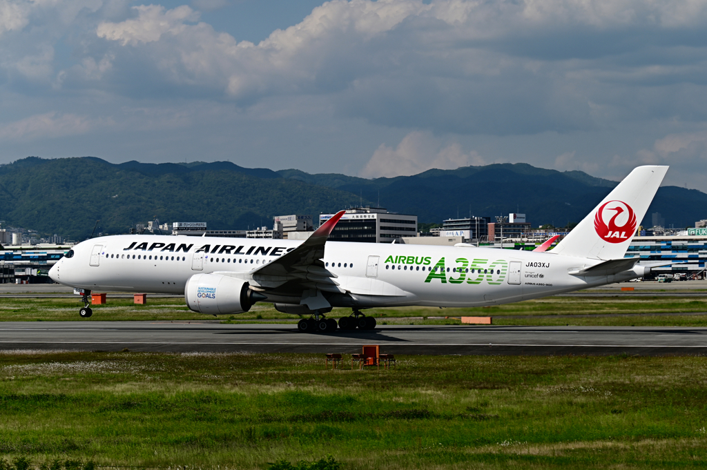 AIRBUS A350 green　①