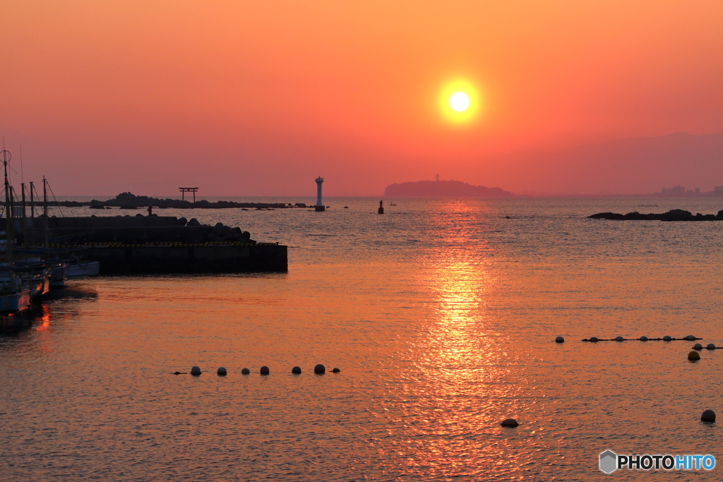 水面に映る夕日