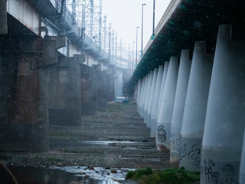 雪の降る二子橋