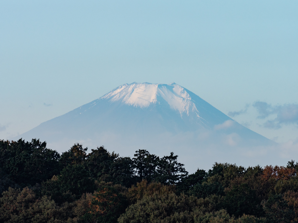 ジグザグの登山道が見えます