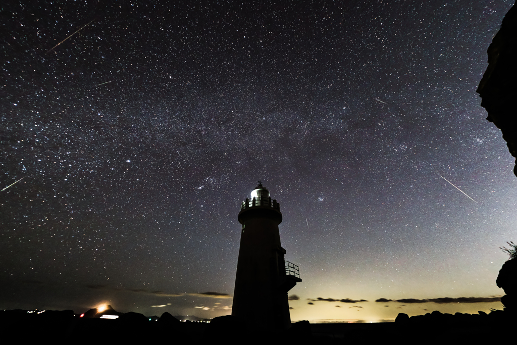 ふたご座流星群_伊良湖岬灯台