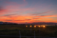 夕焼けに染まる伊丹空港