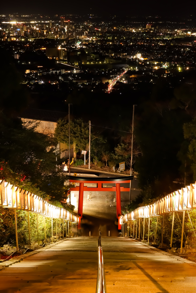 赤い鳥居と街明かり