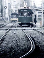 電車を待つ人
