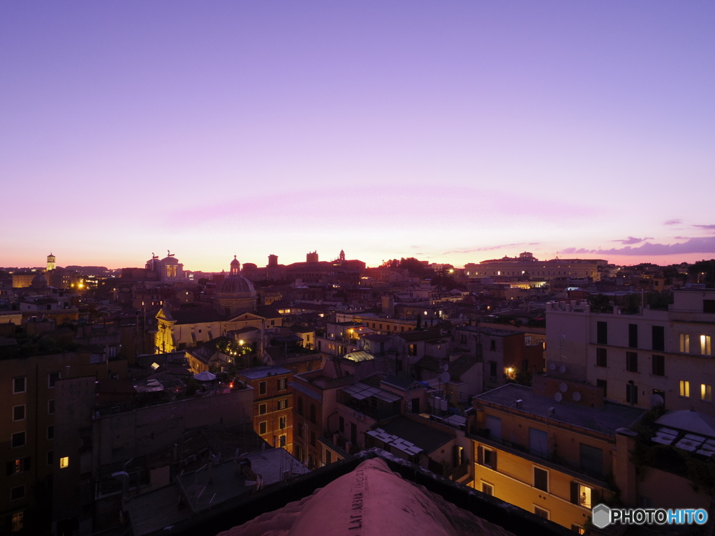 ローマのホテルから黄昏時の街を見る