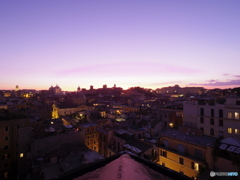 ローマのホテルから黄昏時の街を見る