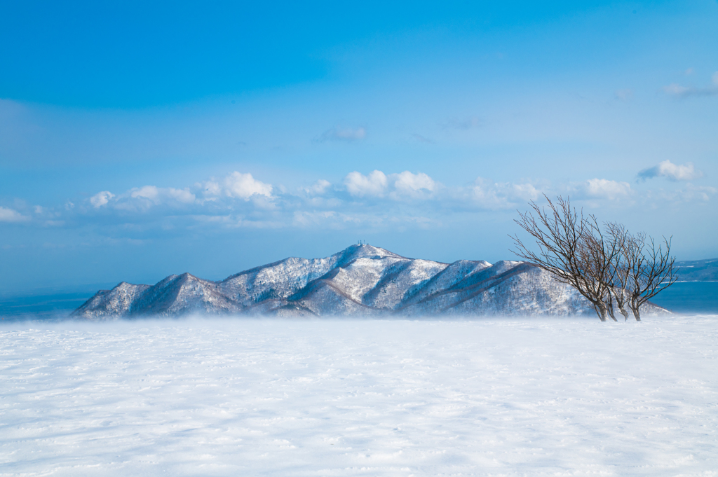 雪煙に浮かぶ紋別岳