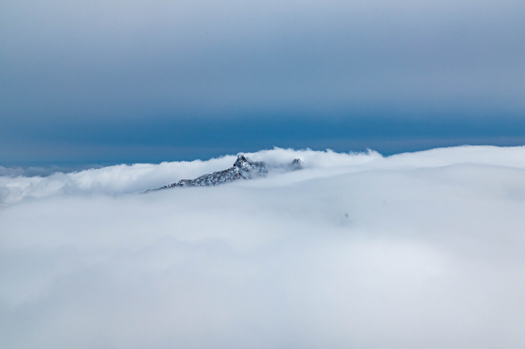 雲海から頭を出す恵庭岳