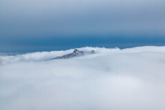 雲海から頭を出す恵庭岳