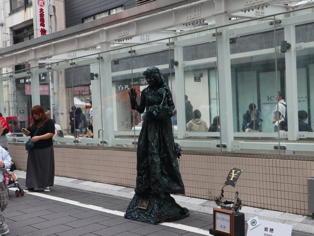 静岡大道芸　ブロンズ像