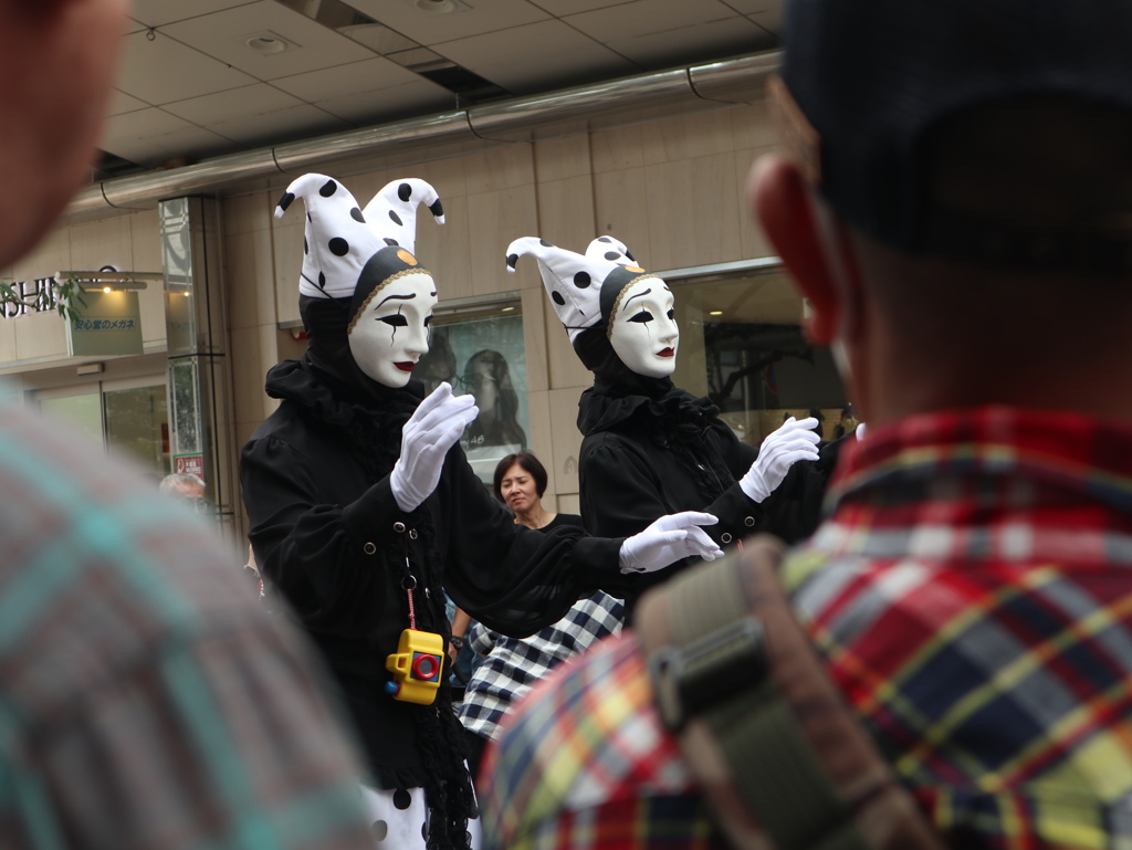 静岡大道芸　隙間から