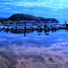 水面の空
