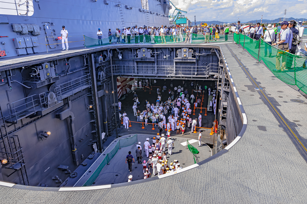 DDH-182 ヘリコプター搭載護衛艦 いせ 前部エレベータ開口部