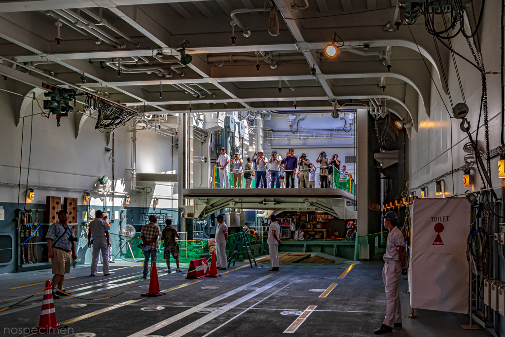 おおすみ型輸送艦 3番艦 LST-4003 くにさき 格納庫内前部 昇降機