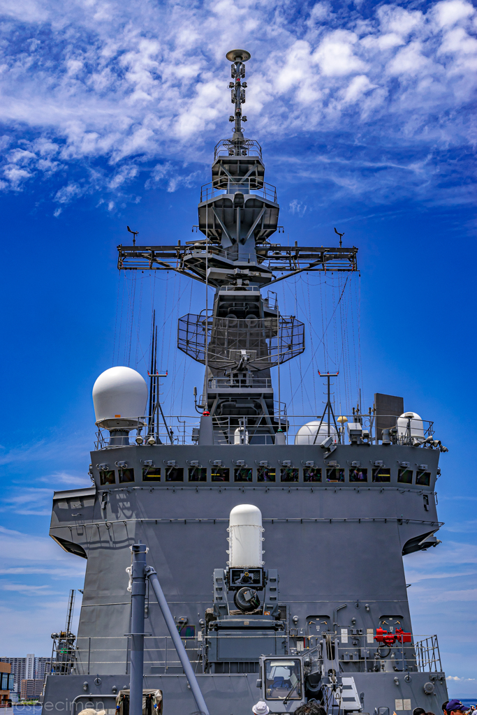 おおすみ型輸送艦 3番艦 LST-4003 くにさき 艦橋構造物正面
