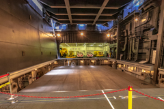 DDH-184 護衛艦 かが 格納庫内 インボード式エレベータ 車庫