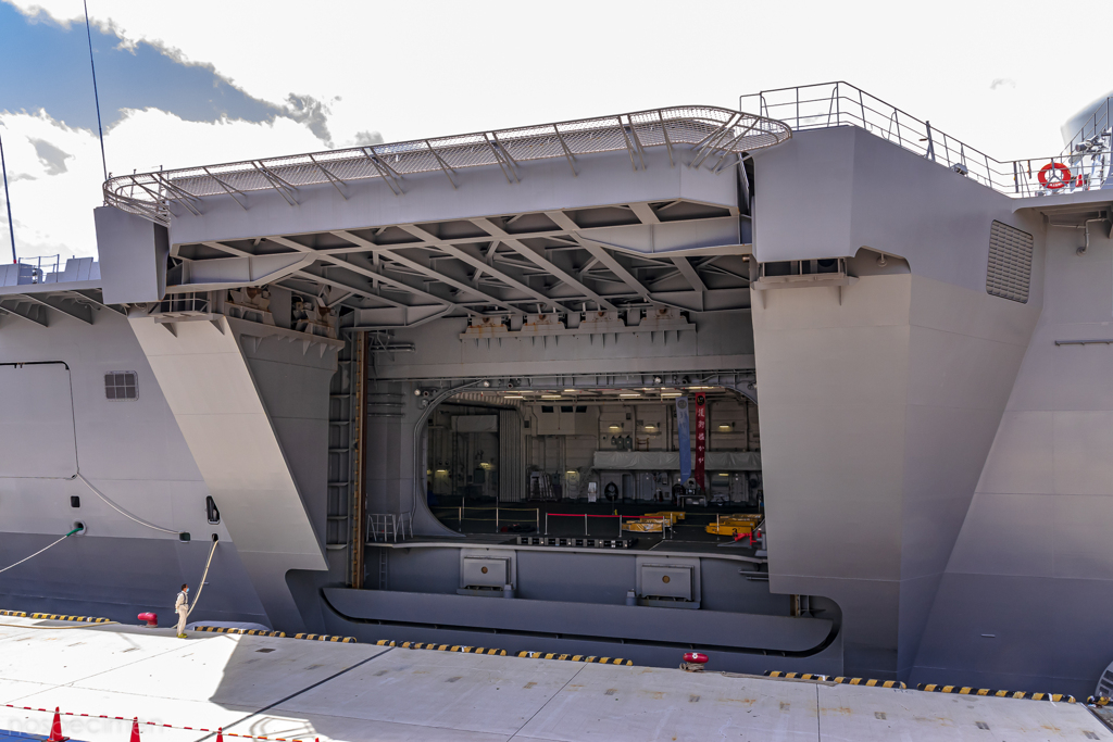 DDH-184 護衛艦 かが デッキサイド式エレベータ 格納庫開口部