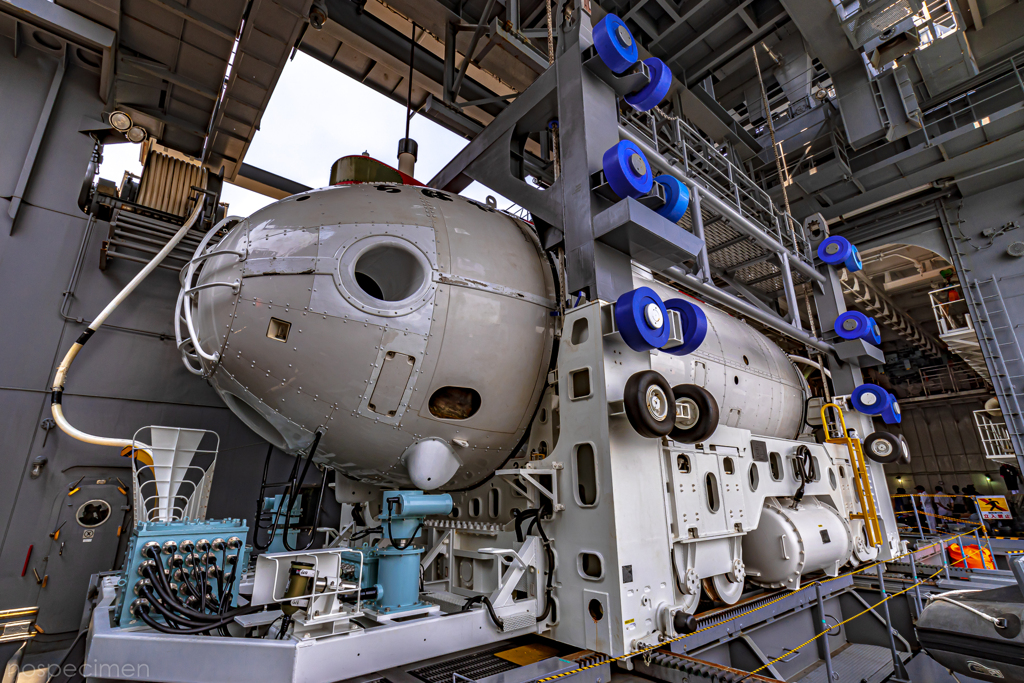 ASR-403 潜水艦救難艦ちはや DSRV 艇首全体