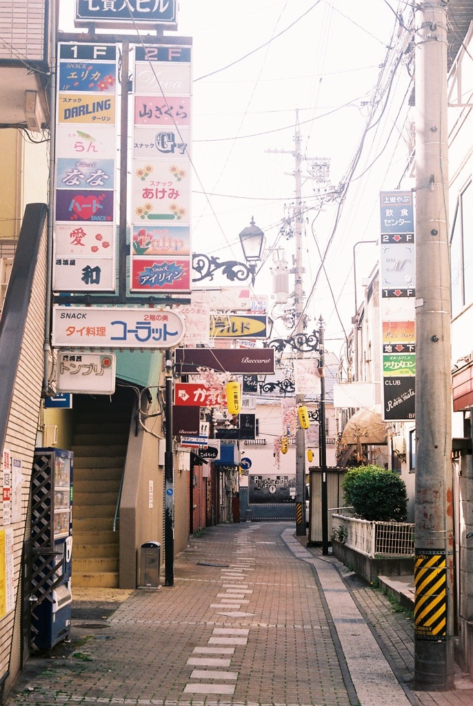 昼のネオン街
