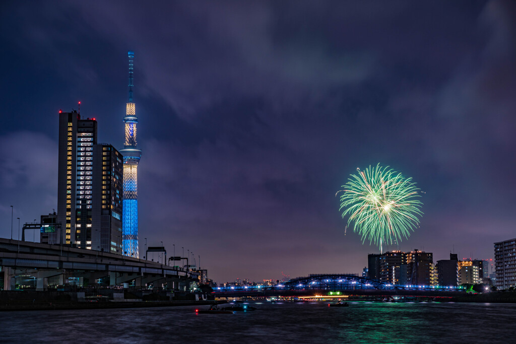 打ち上げ花火と東京スカイツリー