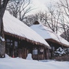 雪と茅葺き屋根