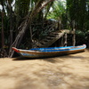 メコン川の支流にて木陰に浮かぶボート