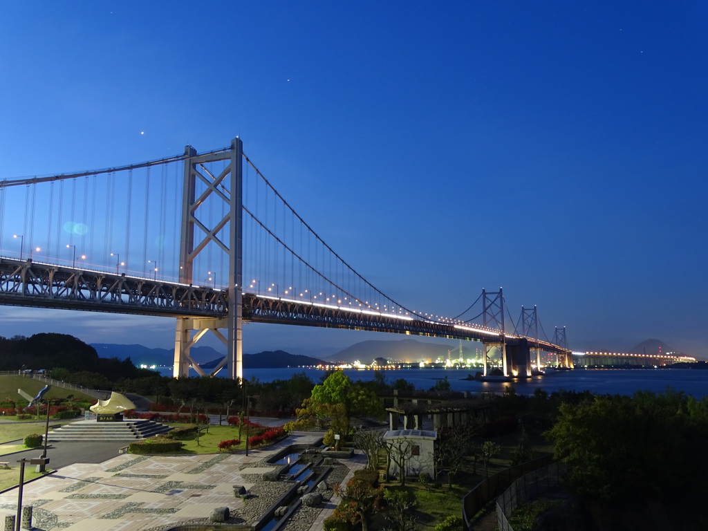 静かに朝を待つ大橋