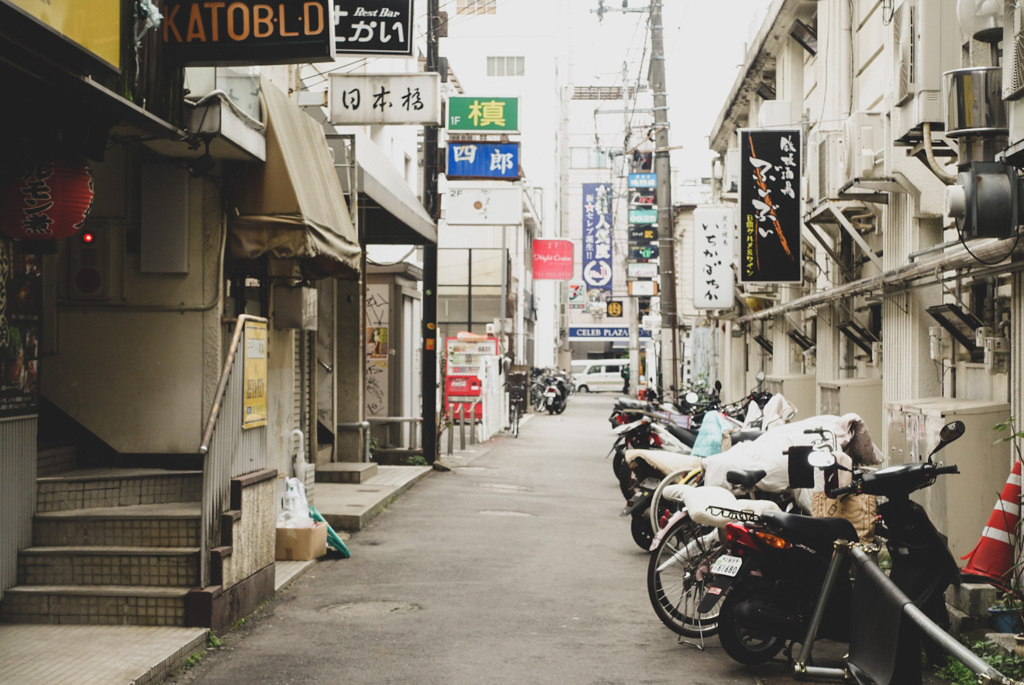 昼の飲み屋街の哀愁