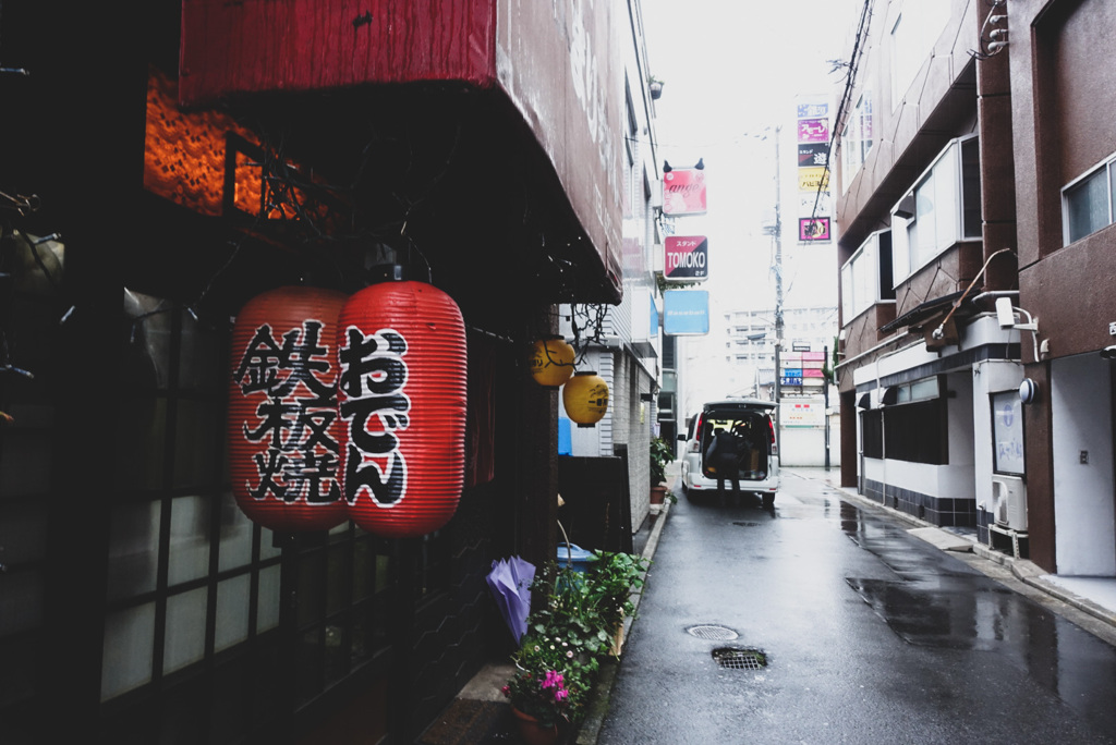 雨の日の路地