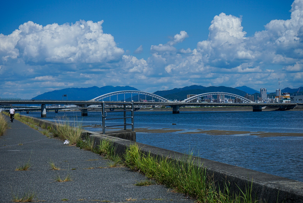 夏空と海辺の風景