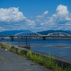 夏空と海辺の風景