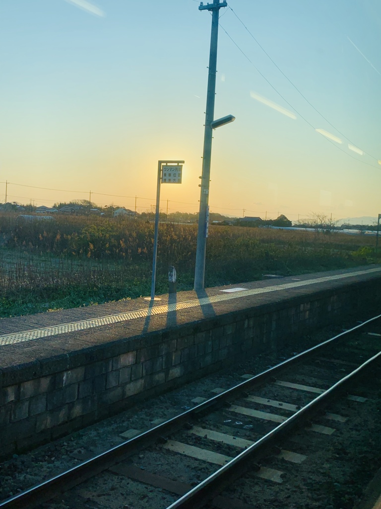 夕暮れの駅舎