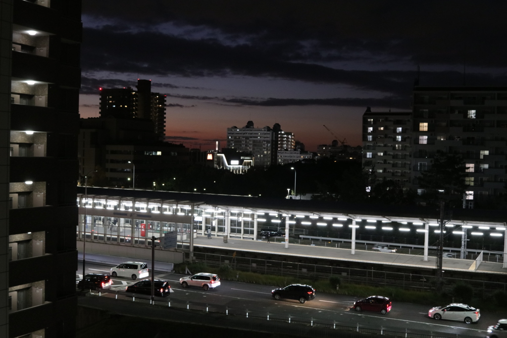夕暮れの光明池駅