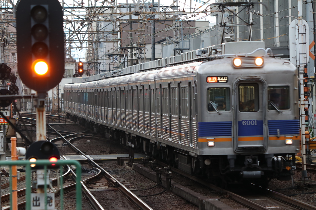 6000系トップナンバー堺東駅入線